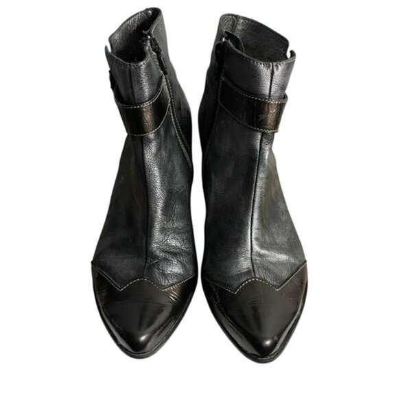 Un Tour En Ville Women's Metallic Silver Leather Western Ankle Boots - Picture 2 of 7